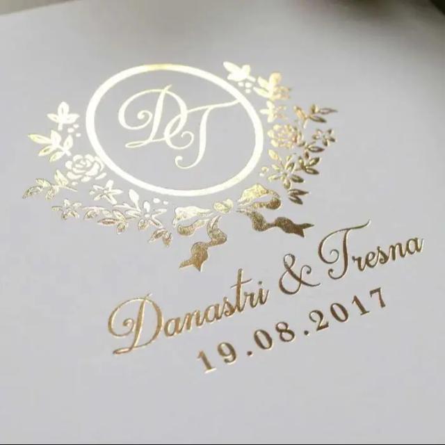Cartão de Agradecimento Premium com Folha de Ouro e Logotipo Personalizado para Casamento Elegante e Moderno