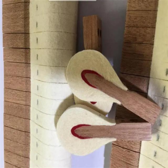 Martelo Piano Vertical Vermelho em Coração - Acessório Importado para Reparos de Cordas em Piano Alemão e Japonês de Mogno Doméstico