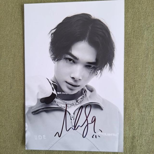 Foto Autografada do HYPEN NI-KI NI KI - Coleção de Presentes 4x6, Edição 2022