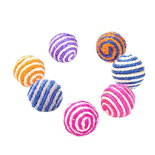 Bola de Sisal Colorida para Gatos - Brinquedo para Arranhar e Mascar com Chocalho Divertido