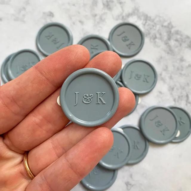 Adesivos Personalizados de Cera para Selos: Iniciais e Monogramas Exclusivos para Casamentos