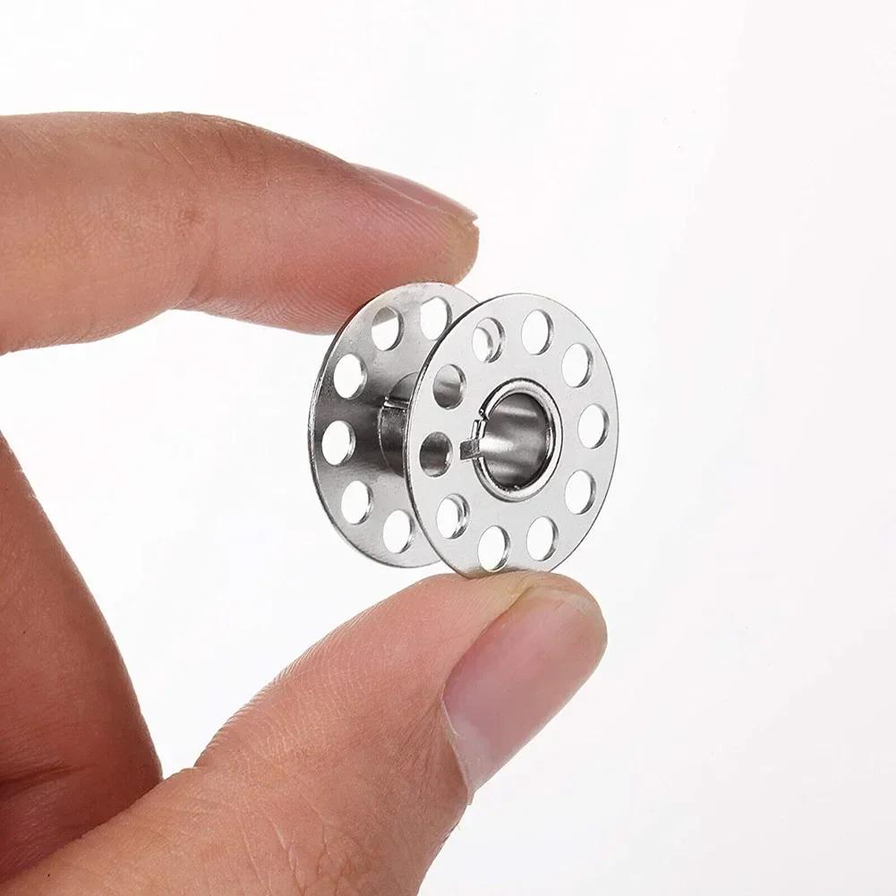 Bobina de bobina de metal, ferramentas para máquinas de costura doméstica, carretel de núcleo de linha de aço inoxidável, acessórios de costura, 1 peça - Image 1