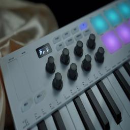 M-VAVE-Controlador portátil de teclado MIDI, USB, 25 teclas, USB, 8 almofadas de bateria retroiluminadas, 8 botões, 8 instrumentos de teclado musical RGB - Image 3