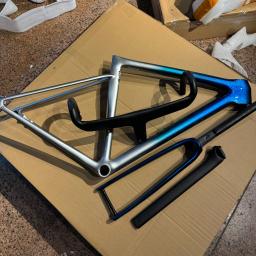Quadro de bicicleta de estrada de fibra de carbono T1000 de grau de competição ultraleve Sl8 através do eixo 700C freios a disco - Image 4