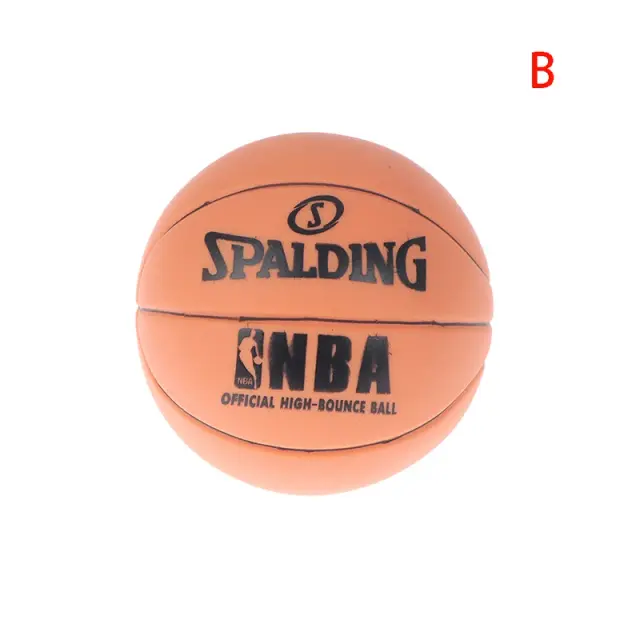 Miniatura de Casa de Bonecas com Acessórios Esportivos: Futebol e Basquete para Decoração Perfeita
