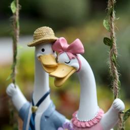 Estátuas do jardim do balanço do pato Decoração de cerca ao ar livre Estatueta de patos de resina fofa Escultura engraçada dos amantes do ganso, apto para casa, escritório, 1pc - Image 2