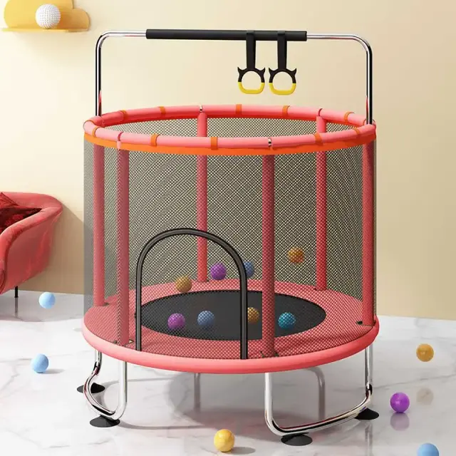 Trampolim para crianças com rede protetora, cama elástica, barra horizontal e puxar anel para diversão segura em casa e ao ar livre
