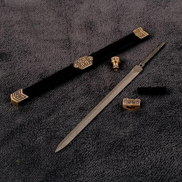 Espada Antiga Chinesa Qin Shi Huang em Miniatura 1/6 - Replica Metálica Retro de 18cm para Colecionadores