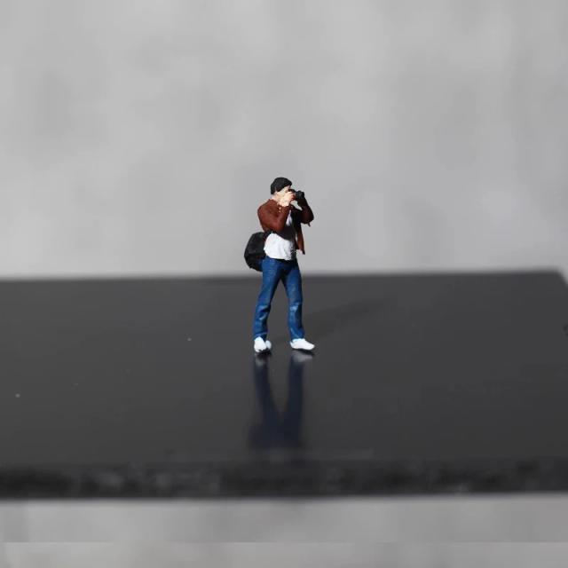 Minifigura 1/64 Capacete Rosa Motocicleta Menina Miniatura 2.6cm