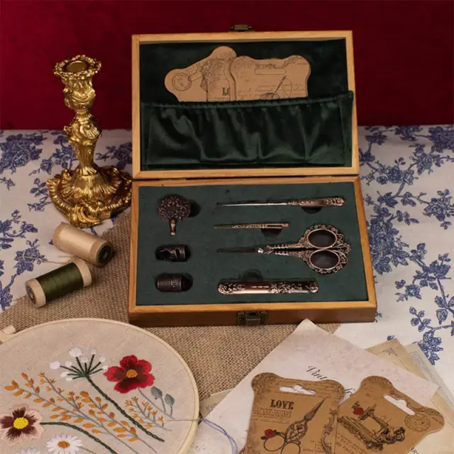 Conjunto Vintage de Costura em Madeira com Tesouras Antigas e Ferramentas Retro para Artesanato DIY