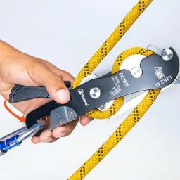 Descendente de escalada ao ar livre, controlado manualmente, baixa descida, equipamento salva-vidas, dispositivo de descida de proteção, parada anti-pop - Image 1