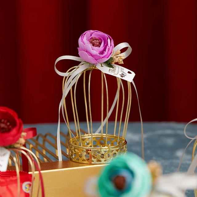 Caixa de Presente Personalizada para Casamento com Flores, Chocolates e Lembranças de Bebê
