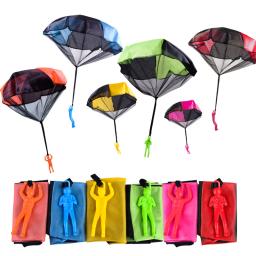 Mão jogando brinquedos paraquedas para crianças, jogo engraçado ao ar livre, jogar brinquedos para crianças, Fly Parachute Sport com mini soldado, 1pc - Image 1