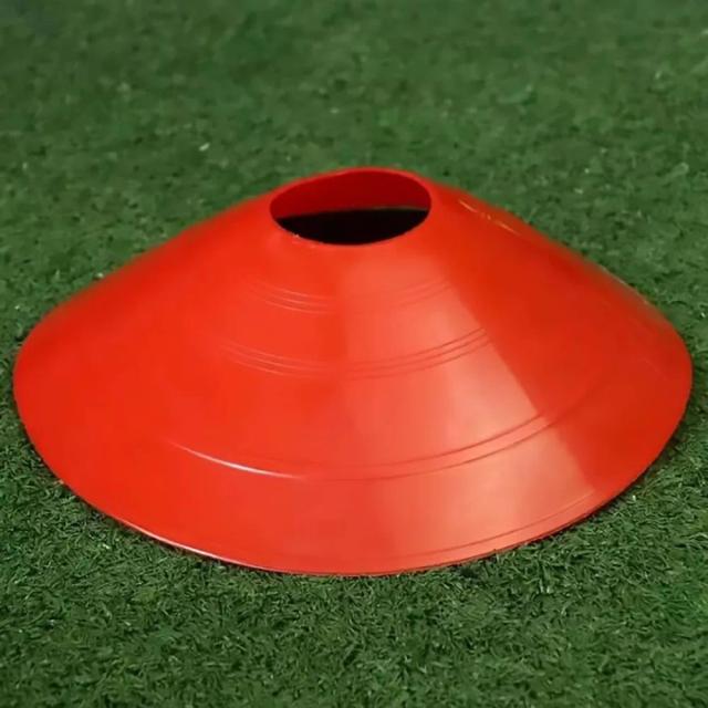 Treinamento de Futebol com Marcadores Discos Resistentes e Eficazes para Praticar Habilidades com a Bola