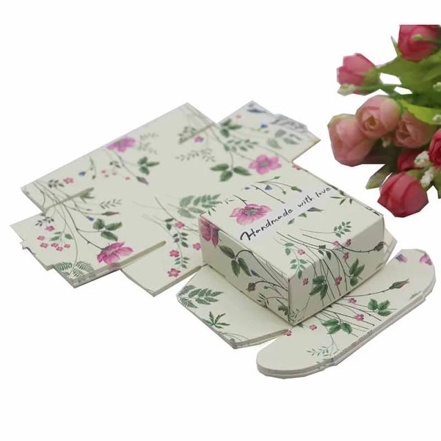 Caixa de Presente Artesanal Vermelha em Papel Kraft com Borboletas, Estrelas e Flores - Pacote com 10 Unidades, 5.5x5.5x2.5cm