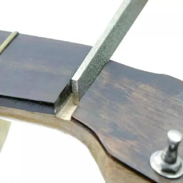 Almofada de Cordas para Guitarra em Baquelite Popular com Design de Diamante e Fundo Claro