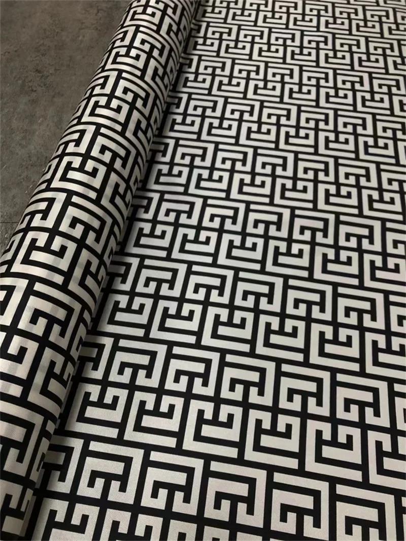 Tecido estampado de labirinto geométrico preto e branco, estiramento sarja, tecido de seda luxuoso leve, camisa high-end, casaco, terno, tecido de costura, moda - Image 1