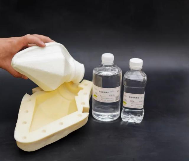 Adesivo de Poliuretano 1KG para Moldes com Liberação de Água - Revestimento e Agente de Liberação à Base de Óleo para Espuma