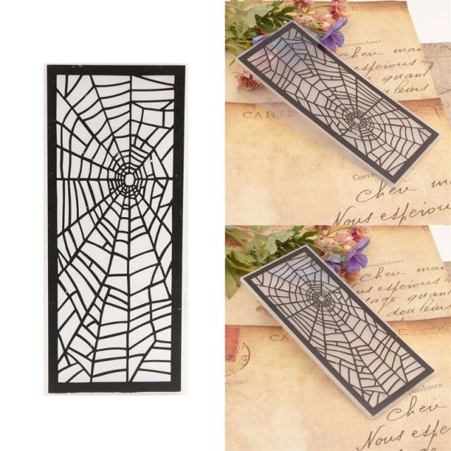 Crie seu próprio Estêncil de Teia de Aranha em Plástico para Halloween com Esta Placa de Relevo DIY