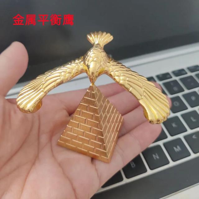 Brinquedo de Mesa Metal Balancing Bird Gravidade com Pirâmide Descompressão Adultos e Crianças