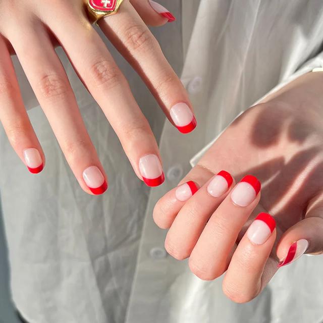 Margarida Brilhante: Unhas Falsas com Arte Floral Roxa e Design Decorativo Destacável