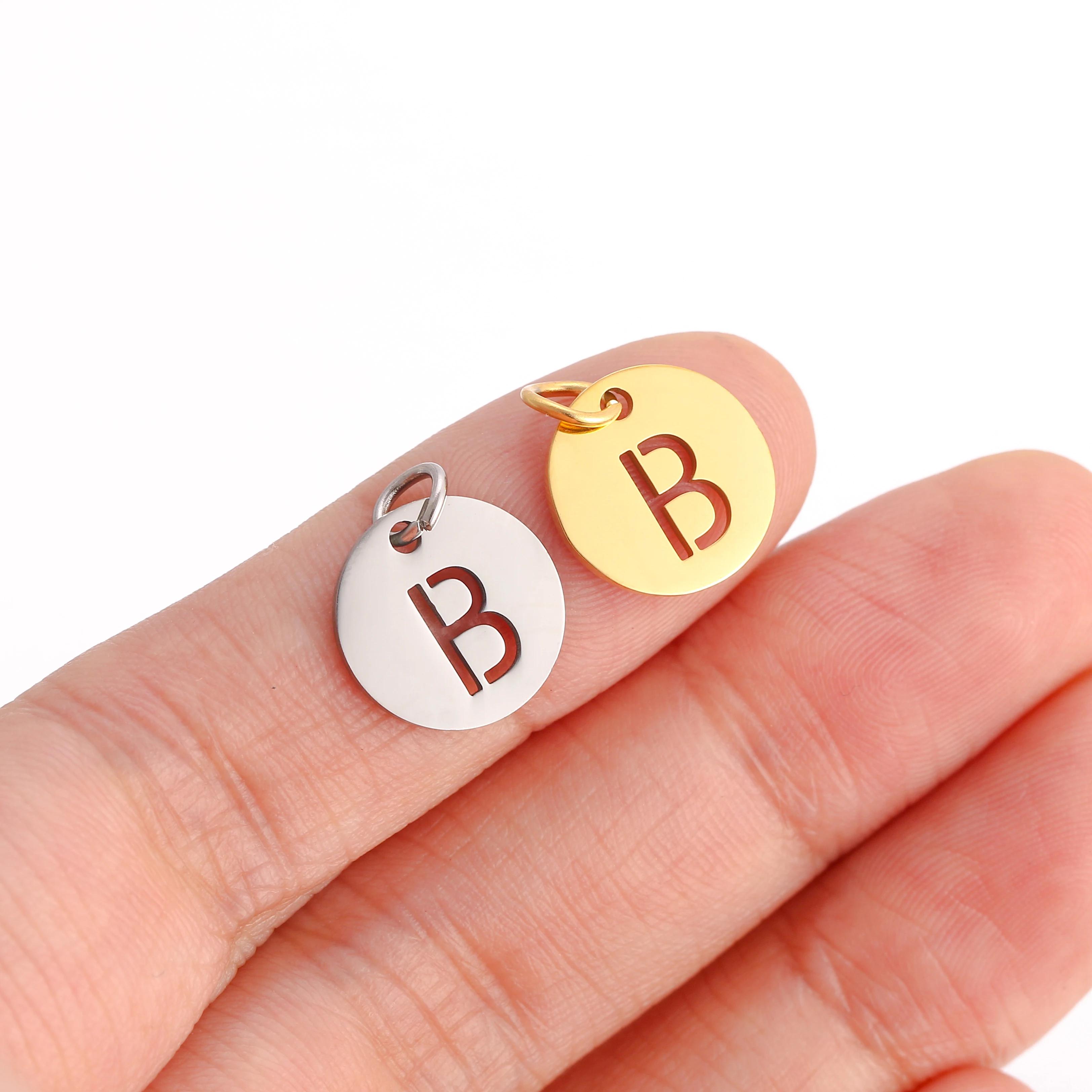 5 pçs/lote redondo inglês carta inicial pingentes de aço inoxidável 26 alfabeto A-Z encantos para diy pulseiras colar jóias fazendo - Image 1