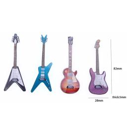 Guitarra Miniatura Simulação Elétrica para Dollhouse, Guitarra Clássica de Madeira, Acessórios Mini Dolls, Instrumento Popular, Pop, 1Pc - Image 2
