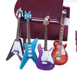 Guitarra Miniatura Simulação Elétrica para Dollhouse, Guitarra Clássica de Madeira, Acessórios Mini Dolls, Instrumento Popular, Pop, 1Pc - Image 3