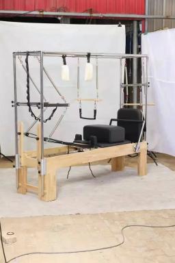 # X Máquina comercial de treinamento de estúdio de ioga de madeira de carvalho Pilates Maple Wooden 3 em 1 Pilates Cadillac Reformer - Image 3