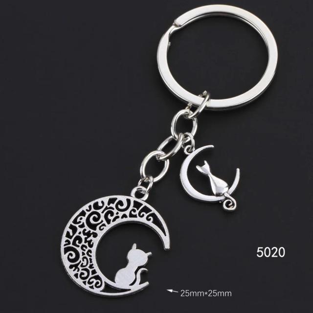 Chaveiro de Gato com Pingente de Lua - Jóia Exclusiva para Mulheres, Presente Original para Amigos e Ideal para Chave do Carro