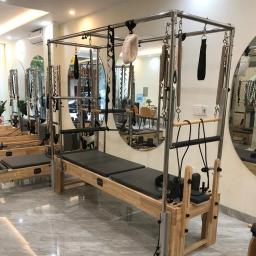 # X Máquina comercial de treinamento de estúdio de ioga de madeira de carvalho Pilates Maple Wooden 3 em 1 Pilates Cadillac Reformer - Image 1