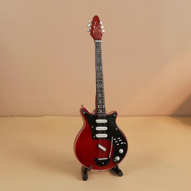 Guitarra Elétrica Miniatura para Action Figures - Modelo Baixo Elétrico em Madeira para Decoração e Exposição de Bonecas
