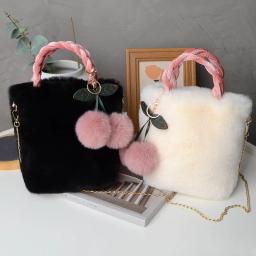 Faux Fur Bucket Bag com pingente de cereja para mulheres, peludo cadeia de pelúcia bolsa balde bolsa de embreagem bolsa de ombro designer de luxo - Image 2