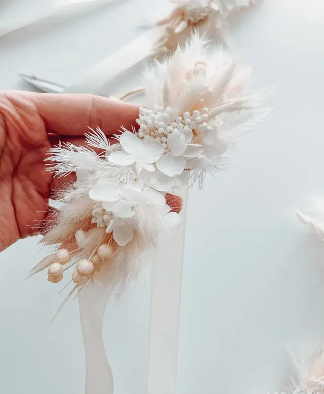 Decoração de Casamento Boho: Coelho Cauda Secas, Flores de Pulso e Corsages para Dama de Honra