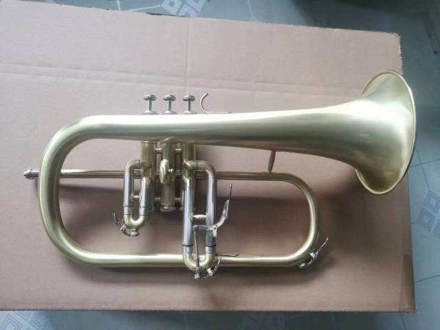 Fotos do Flugelhorn de cobre antigo - instrumento profissional com bocal em caixa e design impressionante