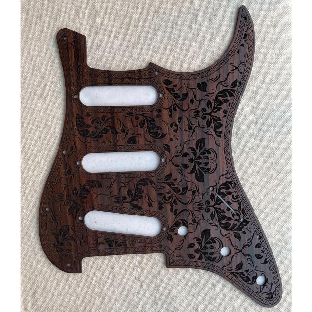 Pickguard de Madeira Artesanal em Jacarandá para Guitarra Elétrica, 11 Furos, Compatível com SSH e SSS, Inclui Parafusos