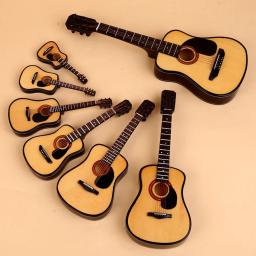 Modelo clássico de guitarra folclórica de madeira, Decoração Mini Instrumento Musical, Presente para Quarto e Sala de Estar, 10cm - Image 1