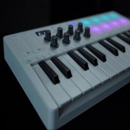 M-VAVE-Controlador portátil de teclado MIDI, USB, 25 teclas, USB, 8 almofadas de bateria retroiluminadas, 8 botões, 8 instrumentos de teclado musical RGB - Image 2