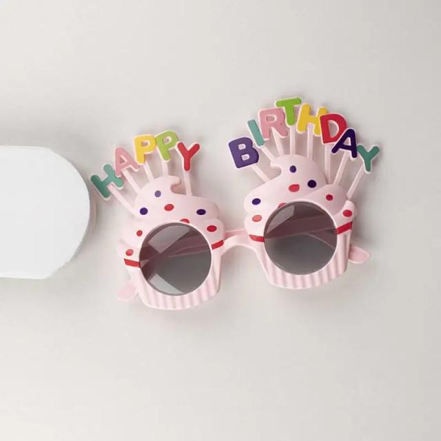 Adereços Coloridos para Festa de Aniversário: Girassóis, Velas, Copos, Formas de Bolo e Óculos Divertidos.