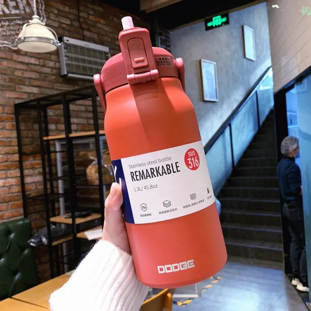 Garrafa Térmica Inoxidável de 1300ml com Palha: Ideal para Bebidas Quentes e Frias em Atividades ao Ar Livre