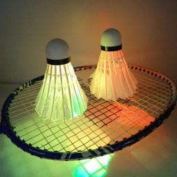 4/8 pçs badminton noite escura colorido iluminação led esporte badminton peteca passarinhos luz ao ar livre ponto shuttle cock - Image 1