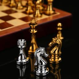 Metal Xadrez Internacional Conjunto com Tabuleiro De Xadrez De Madeira, Conjunto De Xadrez De Luxo Medieval, Jogo Da Família, Acessórios De Brinquedo, Caixa De Armazenamento Requintada - Image 1