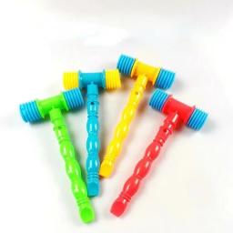 Brinquedo educativo para crianças, cor aleatória, assobios, instrumento musical, forma do martelo, vocal, presente, 1pc - Image 1