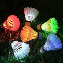 4/8 pçs badminton noite escura colorido iluminação led esporte badminton peteca passarinhos luz ao ar livre ponto shuttle cock - Image 3