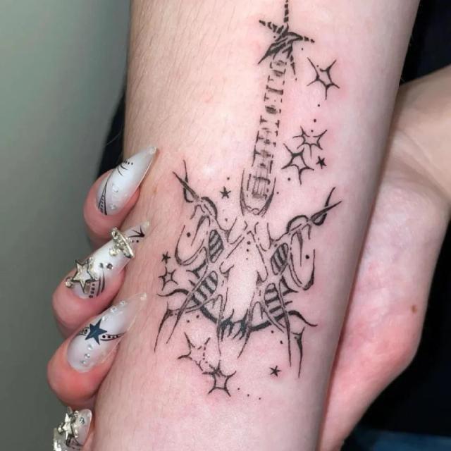 Tatuagem Temporária Impermeável de Guitarra Elétrica para Homens e Mulheres - Adesivo Durável e Estilizado para Braço com Arte Punk e Herbal