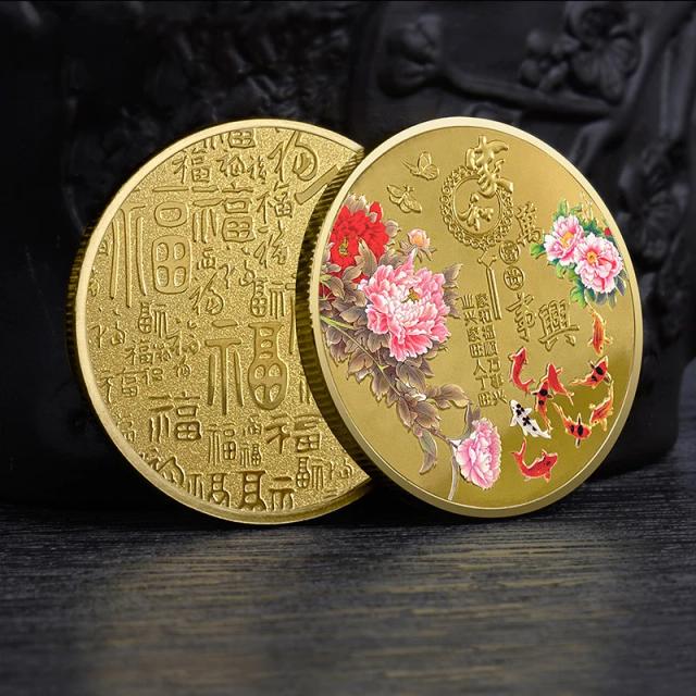 Moeda Comemorativa Chinesa Banhada a Ouro com Flor em Relevo - Lembrança Colecionável da Casa da Sorte