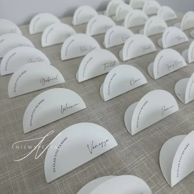 Cartões de Lugar Personalizados para Casamento em Estilo Minimalista Rosa Nude e Branco