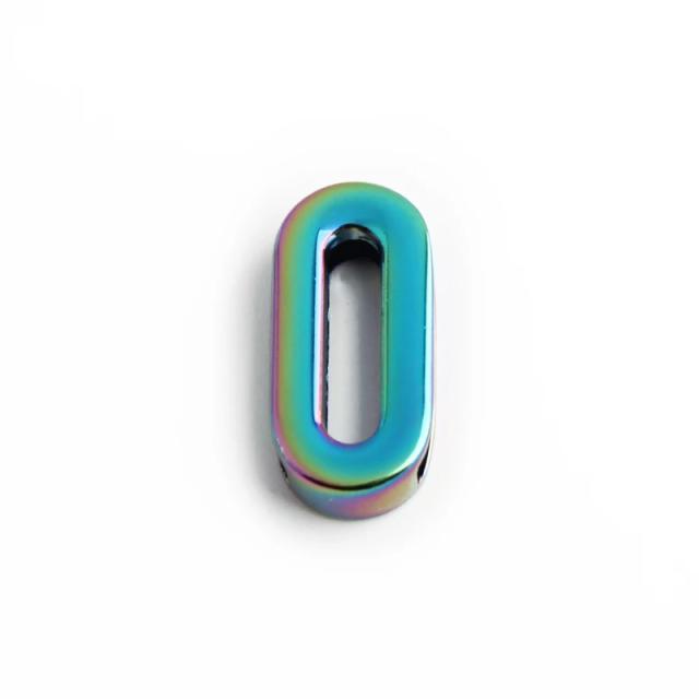 Gargantilha Creativa com Letras de Metal Oco em Arco-íris - Jóia Personalizada com Logotipo e Alfabeto Completo (24x19mm)