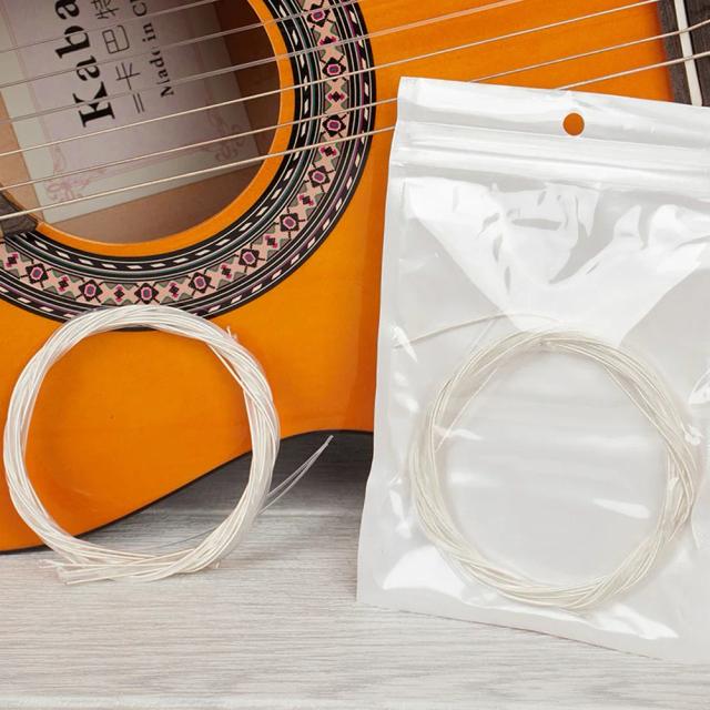 Conjunto Super Leve de Cordas para Guitarra Clássica em Nylon e Metal Transparente - 6 Peças de Reposição e Acessórios