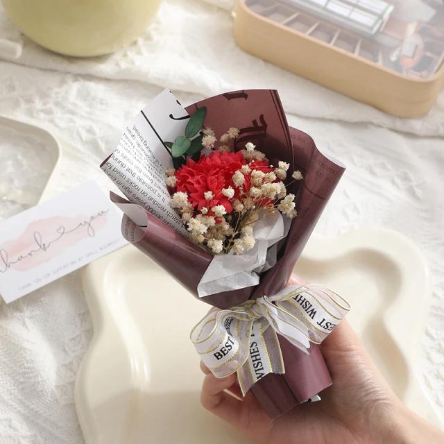 Buquês Criativos de Rosas Românticas: Pequenos Arranjos com Presentes Exclusivos para o Dia da Mulher e Dia dos Namorados